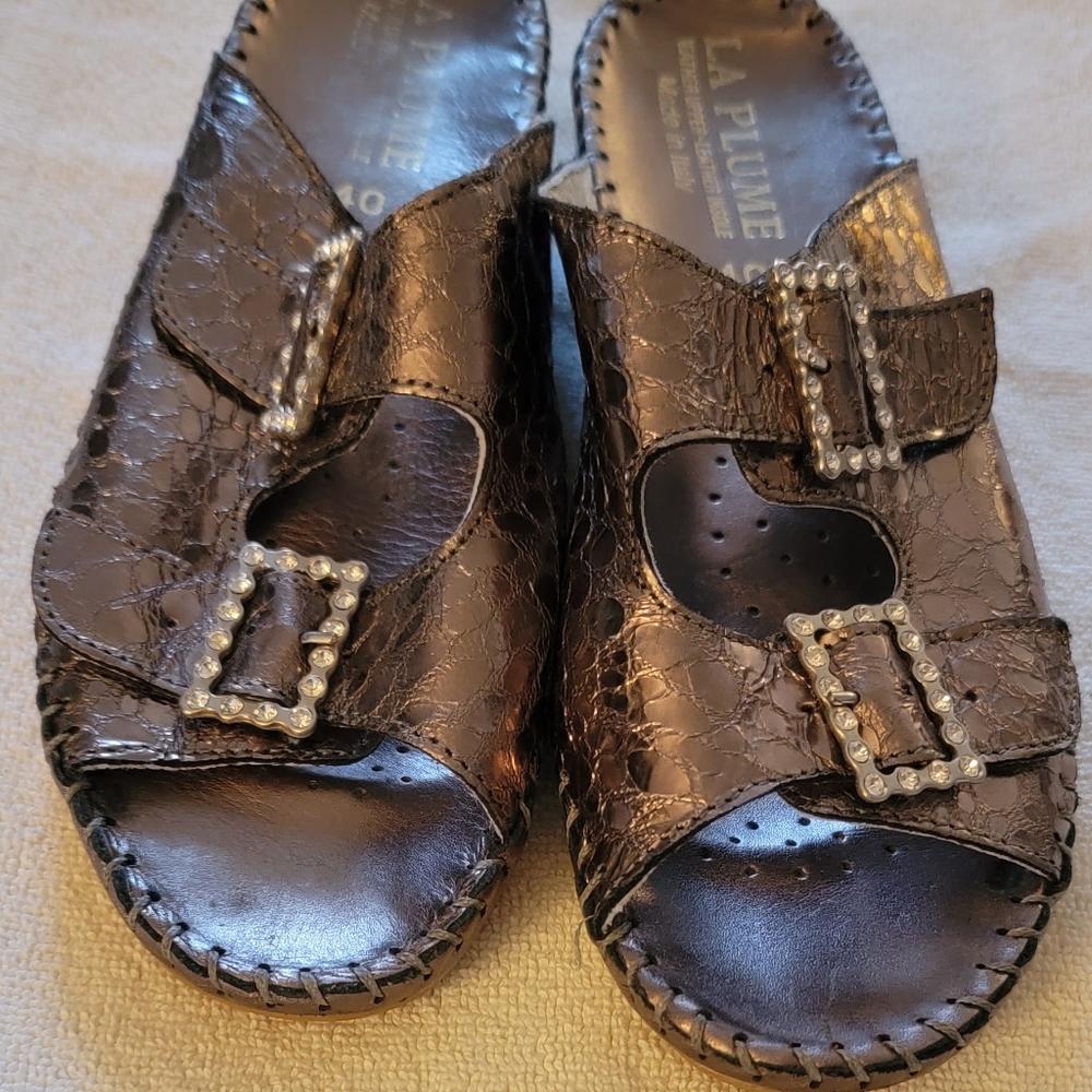La Plume Leather Slides
